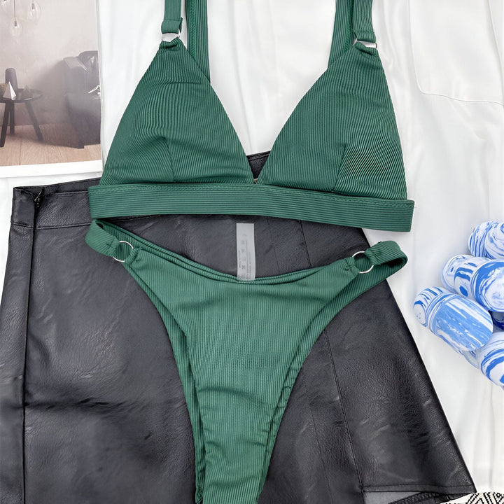 Femme portant un bikini noir avec un blazer blanc. Mode d'été, maillot de bain tendance, style vestimentaire élégant. Vêtements de plage.