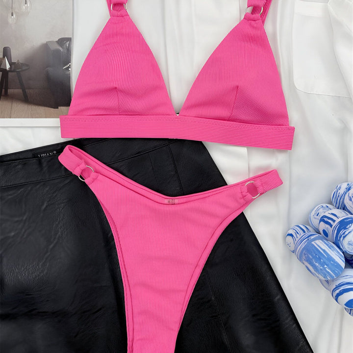 Image d'une femme portant un bikini jaune avec un blazer blanc, mettant en valeur le maillot de bain et un style estival élégant. Mode balnéaire, été.