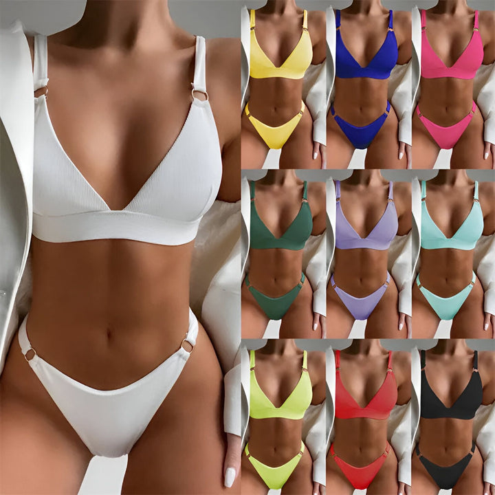 Image d'une femme portant un bikini bleu vif avec des détails circulaires dorés et un blazer blanc. Mode balnéaire, style estival, tendance.