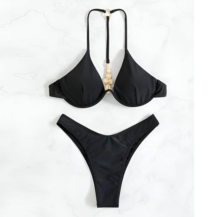 Ensemble de bikini noir avec ornements de pierres précieuses vertes, haut à armatures, bas échancré. Mode femme pour la plage ou la piscine.