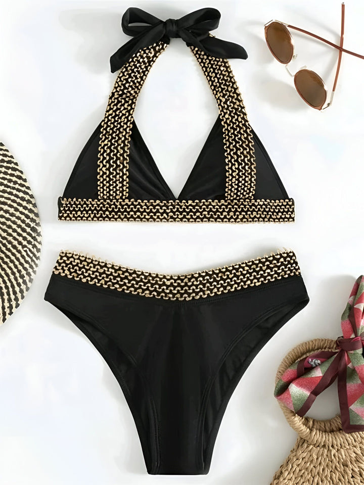 Ensemble de bikini noir avec détails dorés en maille. Haut triangle à nouer autour du cou, culotte assortie. Idéal pour la plage et la piscine, tendance et élégant. Mode été, maillot de bain femme.