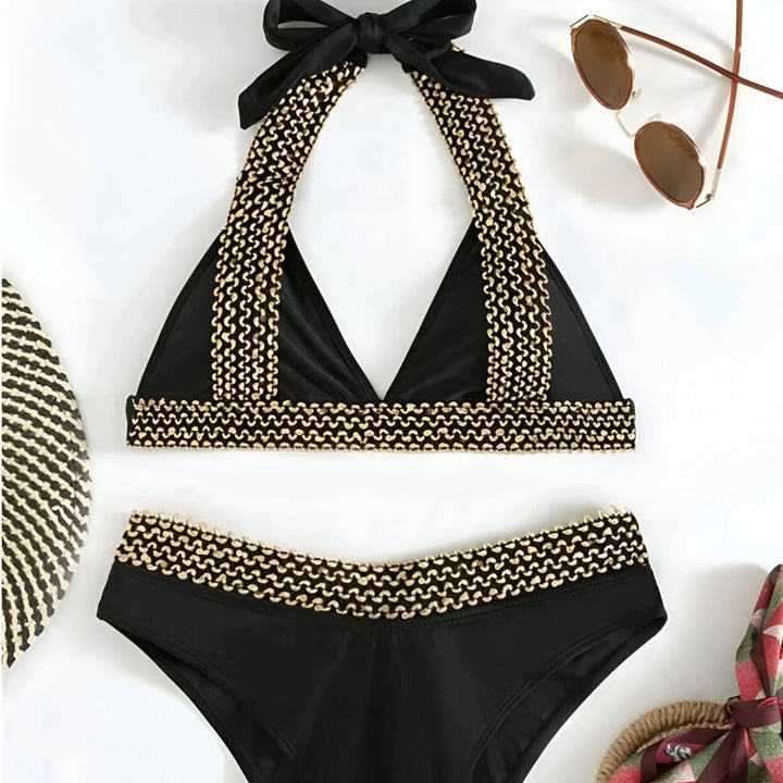 Maillot de bain deux pièces noir avec haut triangle à nouer et bas avec bordure décorative dorée. Idéal pour la plage et les vacances.