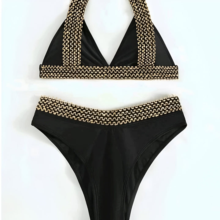 Maillot de bain deux pièces noir avec détails dorés. Haut triangle à col halter, bas taille haute. Mode été, vêtements de plage élégants, collection de maillots.