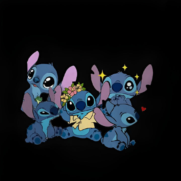 Image de vêtement noir avec Stitch de Disney. Le personnage bleu extraterrestre gonfle une bulle rose, avec le mot "STITCH" au-dessus. Design amusant et coloré.