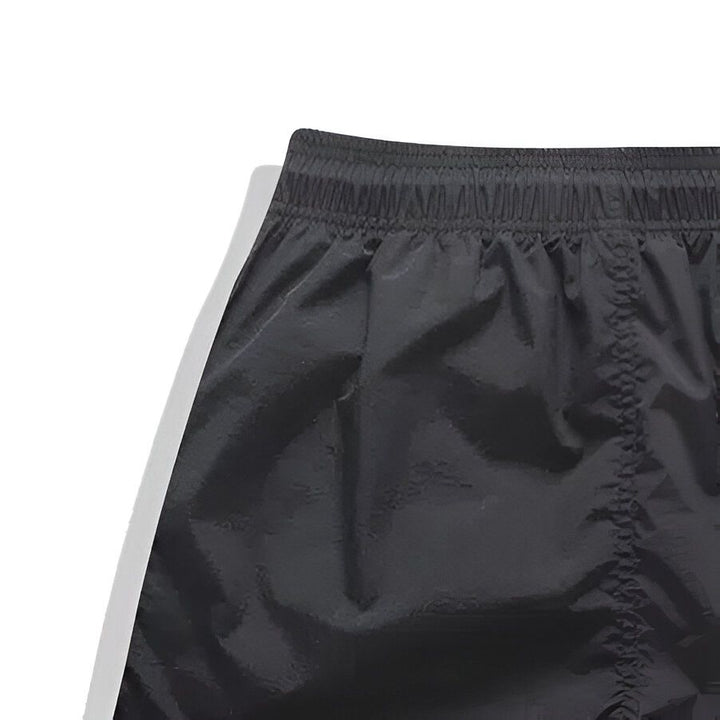 Short noir avec motifs de Stitch, personnage de Disney, faisant des bulles de chewing-gum et entouré d'autres Stitch plus petits avec des expressions variées. Idéal pour les fans de Lilo & Stitch.