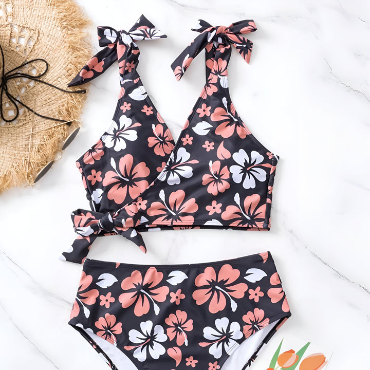 Ensemble de bikini deux pièces à imprimé floral sur fond blanc. Le haut est à bretelles nouées. Culotte taille haute assortie.