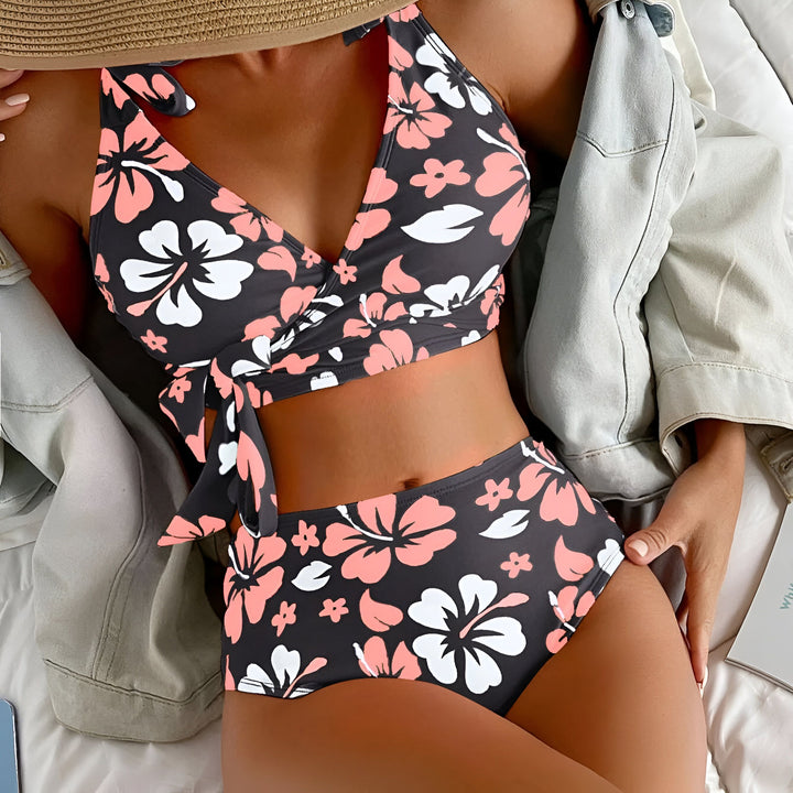 Haut de bikini triangle noir avec imprimé floral rose et blanc. Bretelles à nouer. Idéal pour la plage et la piscine. Tendance mode été.