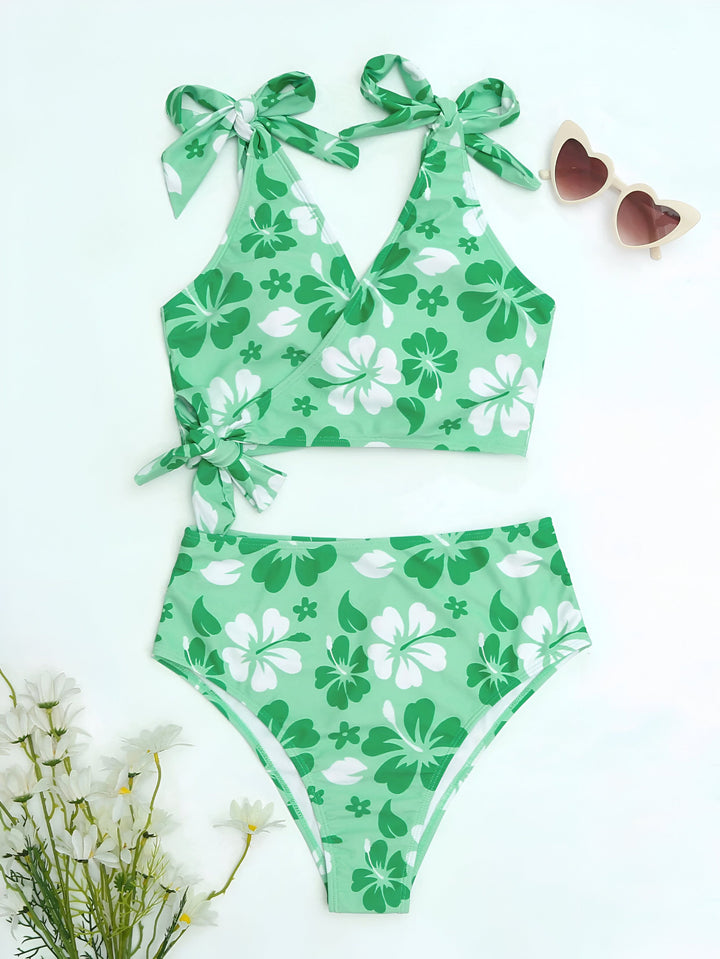 Femme en maillot de bain violet à fleurs avec chapeau et veste en jean. Style estival, mode plage, bikini tendance à motifs floraux pour les vacances ensoleillées.