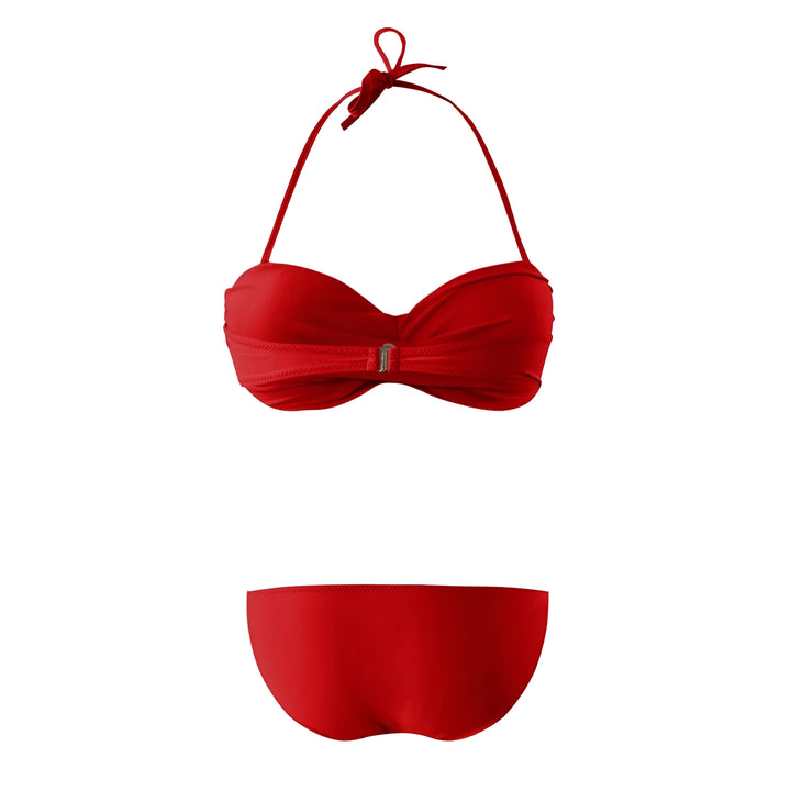 Maillot de bain deux pièces rouge vif, haut bandeau avec bretelles à nouer, bas classique assorti. Idéal pour la plage ou la piscine.