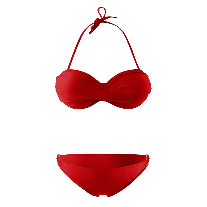 Femme portant un bikini rouge bandeau, mains levées. Maillot de bain deux pièces avec anneaux dorés sur la culotte. Corps bronzé.