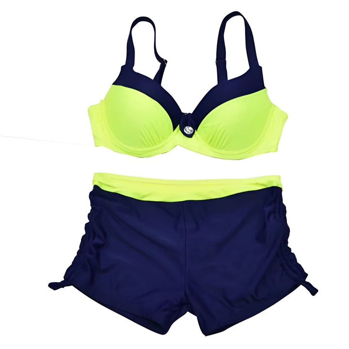 Maillot de bain deux pièces pour femme. Soutien-gorge jaune et bleu marine avec une pierre décorative. Short de bain bleu marine avec une bande jaune et des cordons sur les côtés.