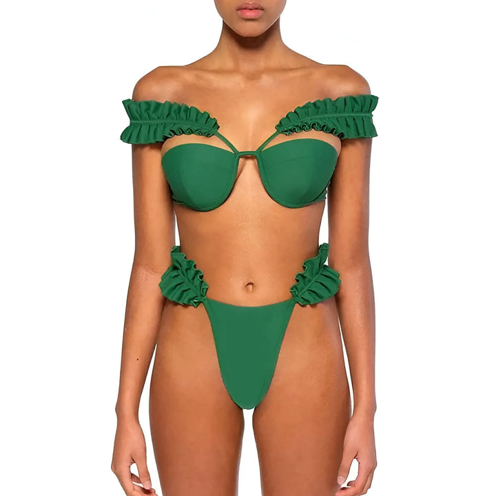 Image d'une femme portant un bikini vert avec des détails à volants. Le haut est un soutien-gorge push-up avec des bretelles fines et le bas est une culotte taille haute avec des volants sur les côtés.