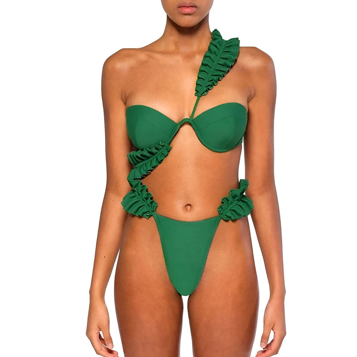 Femme en maillot de bain deux pièces vert avec volants, bikini bandeau et culotte taille haute. Mode été, tenue de plage.