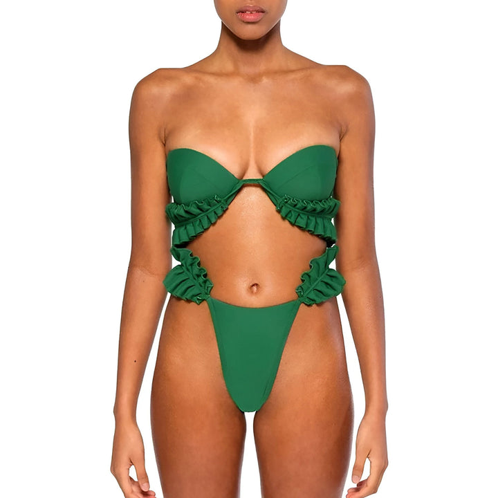 Femme portant un bikini blanc avec des volants et des boucles d'oreilles dorées, posant sur fond blanc. Maillot de bain tendance, parfait pour l'été.