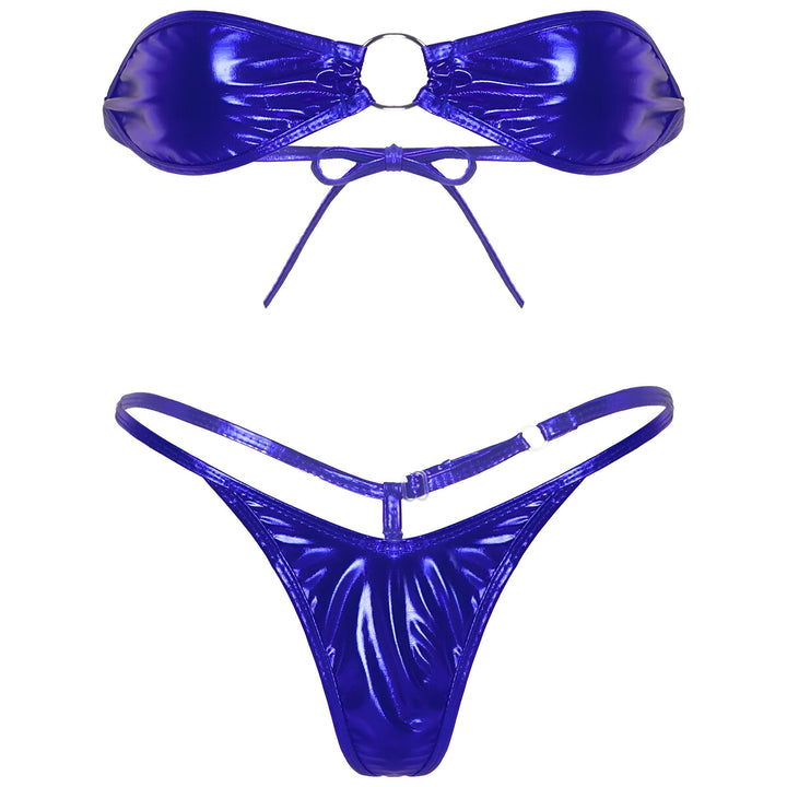 Ensemble de bikini rouge brillant, composé d'un haut bandeau avec anneau et d'un bas string, présentés sur fond blanc. Idéal pour la plage ou la piscine.