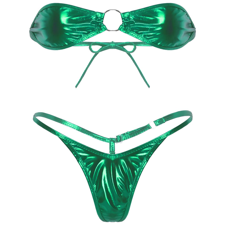 Image d'un bikini vert métallique deux pièces, composé d'un haut bandeau avec anneau et d'une culotte échancrée à fines bretelles. Idéal pour l'été et la plage.