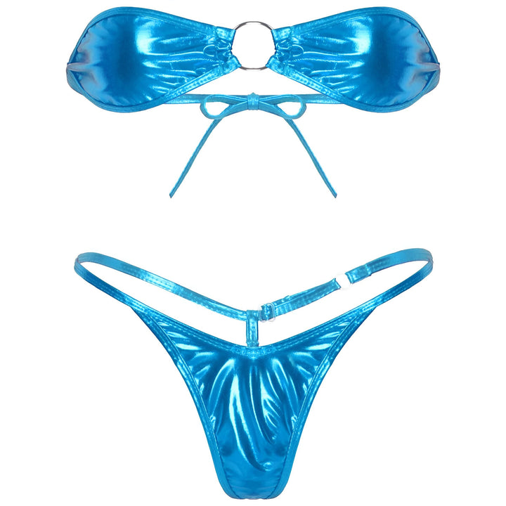 Ensemble de bikini couleur or métallique, avec haut bandeau et bas string. Bretelles fines et ajustables. Idéal pour la plage ou la piscine.