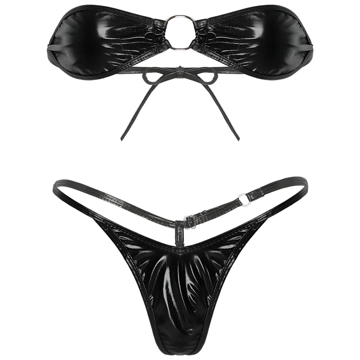 Ensemble de lingerie rouge métallique composé d'un haut bandeau à nœud et d'un string fin, idéal pour une séance photo ou un événement spécial. Sous-vêtements féminins originaux et glamour.