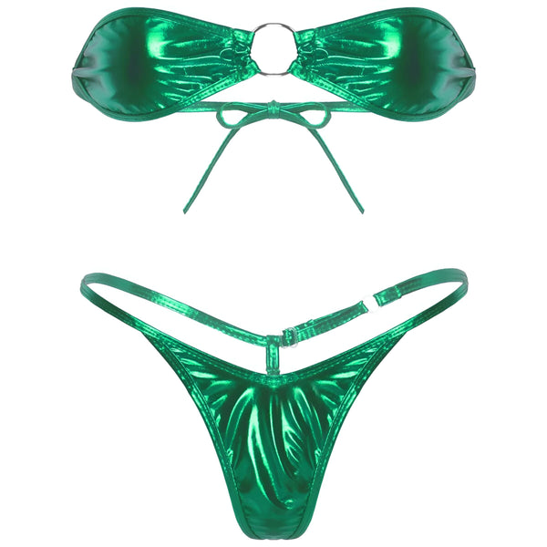 Ensemble de bikini argenté brillant avec haut à armatures et string. Idéal pour la plage ou la piscine, ce maillot de bain deux pièces est à la fois tendance et confortable.