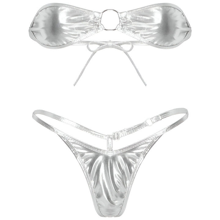 Ensemble de bikini violet métallisé, comprenant un haut bandeau et un string avec anneau. Lingerie de plage brillante.