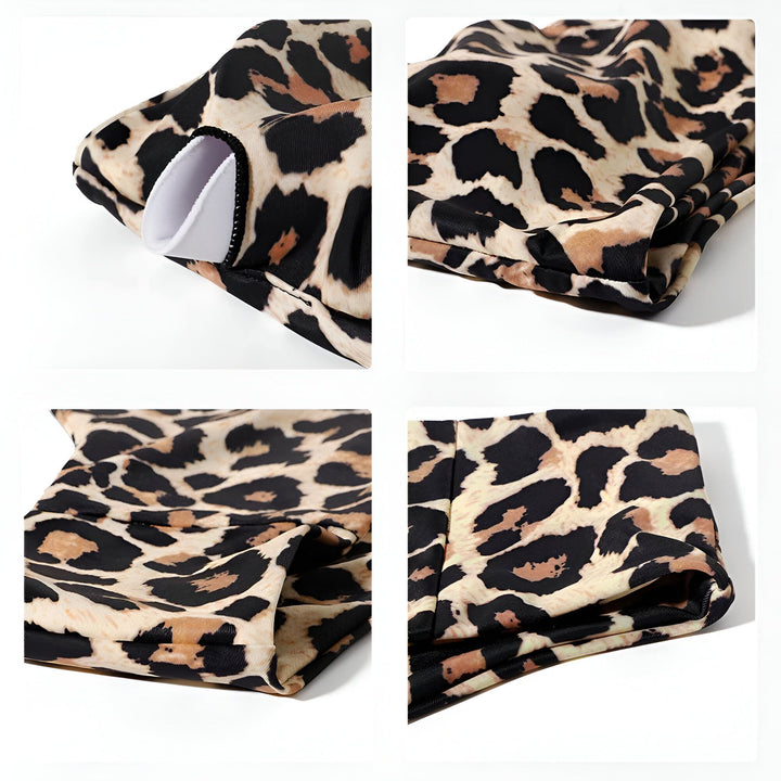 Une femme portant un maillot de bain léopard une pièce avec une épaule dénudée et une découpe à la taille. Elle porte des bracelets dorés et se tient près d'un mur de terre cuite. Style mode et tendance été.