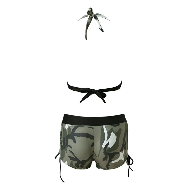 Détail d'un vêtement en tissu camouflage avec des cordons de serrage noirs. Texture et motif camouflage militaire modernes. Mode et style.