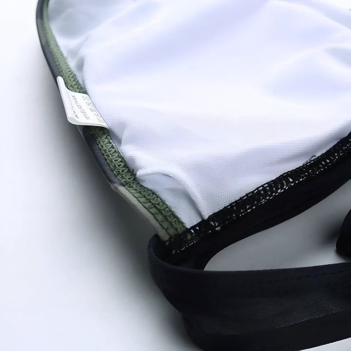 Ensemble de bikini deux pièces avec imprimé camouflage. Haut triangle à nouer autour du cou et dans le dos. Bas shorty taille haute avec cordons de serrage sur les côtés. Mode été, maillot de bain femme.