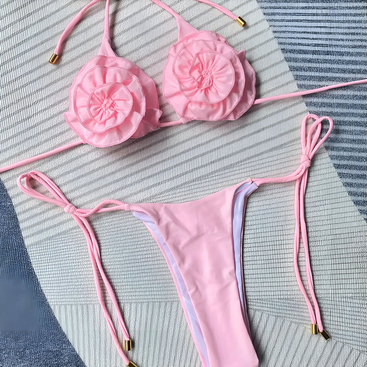 Gros plan d'un bikini blanc à fleurs avec un chapeau de paille, parfait pour la plage ou la piscine. Mode estivale et maillots de bain tendance.