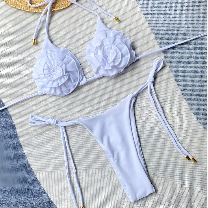Un élégant bikini rose avec des détails floraux délicats, parfait pour les journées ensoleillées à la plage ou à la piscine. Son design unique et sa couleur douce ajoutent une touche féminine à votre look estival.