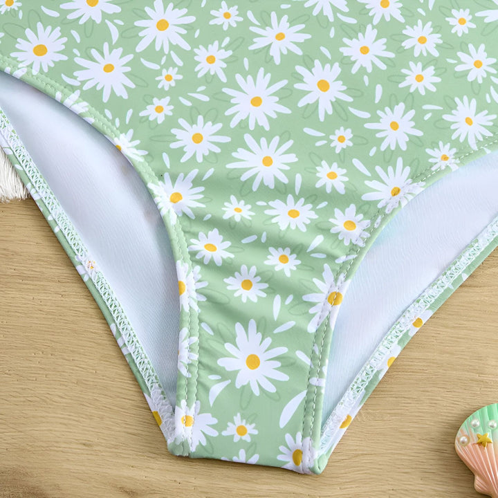 Maillot de bain deux pièces vert à motif de marguerites blanches, parfait pour l'été et les vacances à la plage. Haut soutien-gorge et slip assorti.