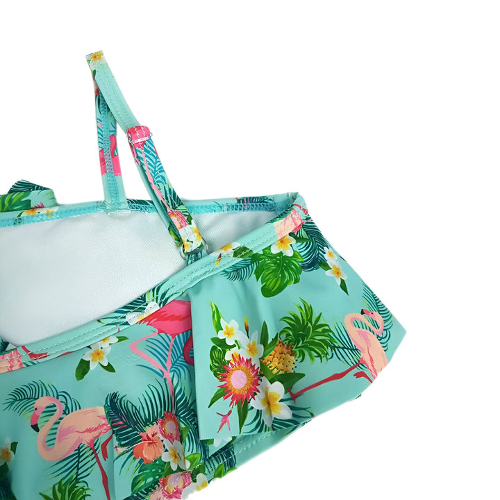Maillot de bain 2 pièces pour fille, imprimé tropical avec flamants roses, haut asymétrique à volant et bas taille basse à volants, idéal pour l'été et les vacances. Mode enfant.