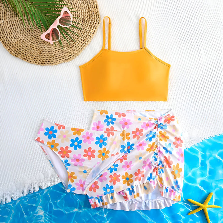 Ensemble de bikini tendance avec haut jaune et bas à motif floral coloré, parfait pour l'été. Mode de plage moderne pour femme.