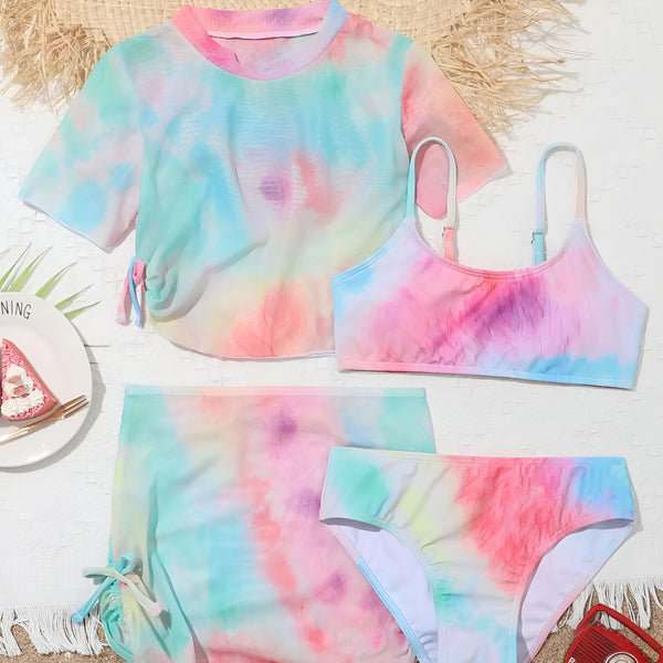 Ensemble de vêtements de plage tie-dye rose, bleu et vert sur fond blanc. Haut à manches courtes et bikini assorti, style estival, mode plage.