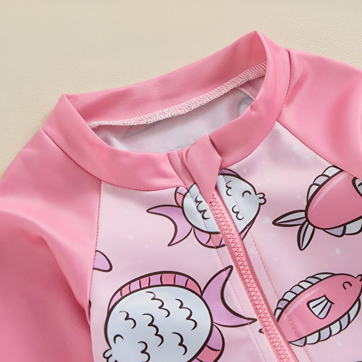 Ensemble de maillot de bain pour bébé rose à motifs de poissons, avec manches longues et fermeture éclair, accompagné de lunettes de soleil, coquillage et étoile de mer. Idéal pour la plage.