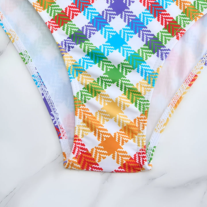 Culotte de bikini à motif pied-de-poule arc-en-ciel, détail du tissu coloré et de la couture. Mode été, maillot de bain original et tendance.