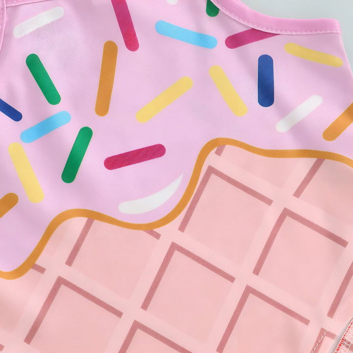 Gros plan d'un motif de vêtement rose avec des vermicelles multicolores et un motif de cornet de glace gaufré. Idéal pour la mode enfantine et les vêtements d'été joyeux.