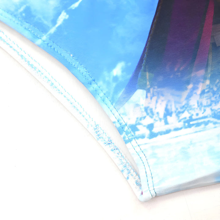 Gros plan sur un tissu imprimé avec des motifs de ciel bleu nuageux et des détails de couture bleus, partie d'un vêtement ou d'un accessoire.