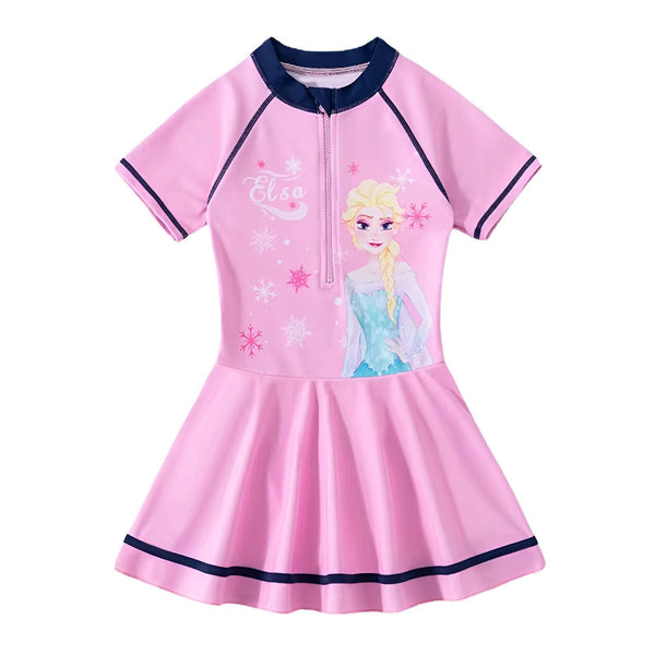 Gros plan d'un tissu rose, tiré par une main, montrant son élasticité et sa texture lisse. Détails de couture foncée visibles.