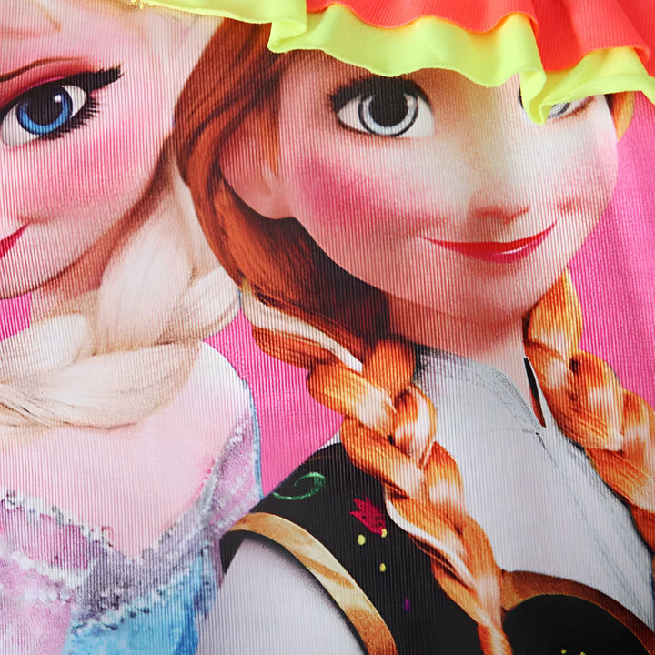 Maillot de bain une pièce pour fille, rose vif avec volants orange et jaunes, imprimé des personnages Anna et Elsa du film La Reine des neiges. Idéal pour la plage ou la piscine.