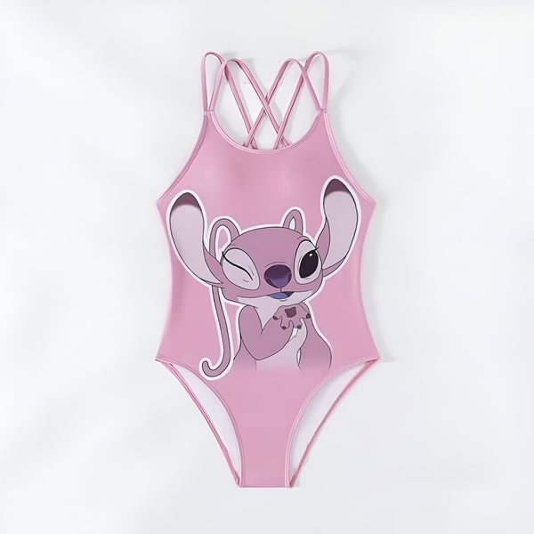 Culotte rose avec un motif dessiné d'un personnage de dessin animé, bordée de surpiqûres roses. Sous-vêtement féminin sur fond blanc.