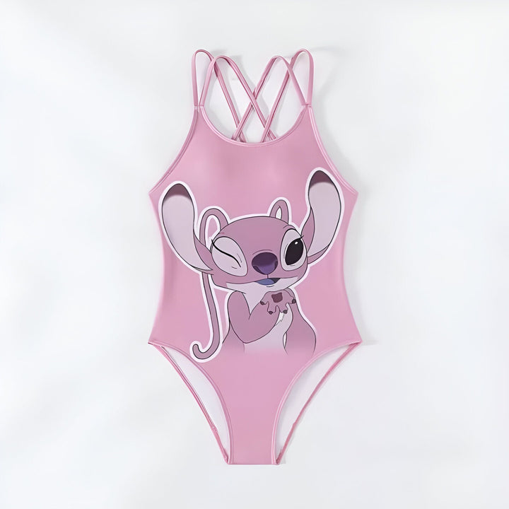 Culotte rose avec un motif dessiné d'un personnage de dessin animé, bordée de surpiqûres roses. Sous-vêtement féminin sur fond blanc.