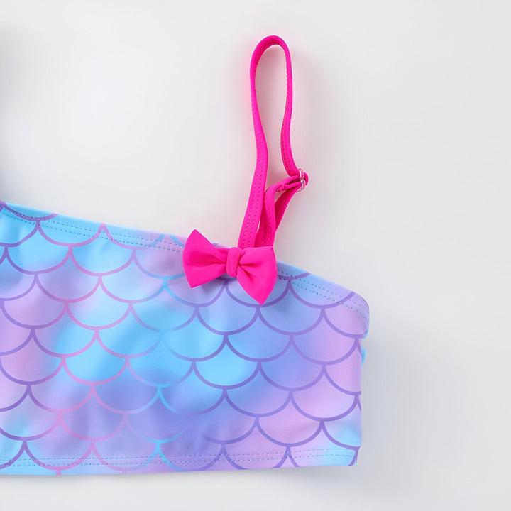 Culotte de maillot de bain pour enfants, motif écailles de sirène bleu et violet, détails à volants roses vifs.