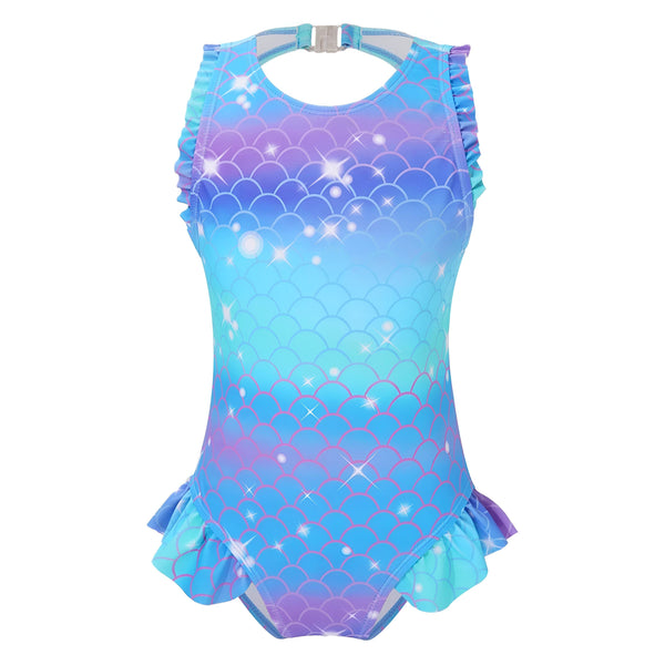 Vue arrière d'un maillot de bain une pièce pour fille, imprimé écailles de sirène dans les tons bleu et violet, avec volants décoratifs sur les épaules et les hanches. Fermeture à clip en plastique dans le dos.