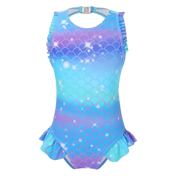 Vue arrière d'un maillot de bain une pièce pour fille, imprimé écailles de sirène dans les tons bleu et violet, avec volants décoratifs sur les épaules et les hanches. Fermeture à clip en plastique dans le dos.