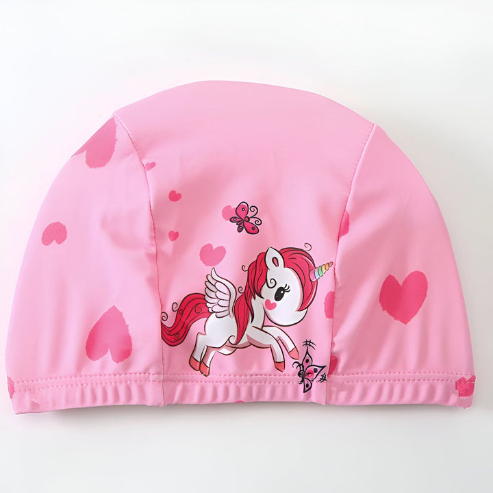 Maillot de bain flottant rose pour fille, avec motifs de cœurs et d'unicorne ailée, accompagné d'un bonnet assorti, coquillages et décoration estivale. Accessoire de natation pour enfant.