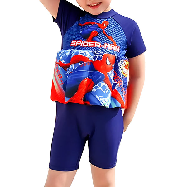 Garçon en maillot de bain bleu avec gilet de flottaison Spiderman, vu de dos près d'une piscine et d'un pouf rose. Idéal pour la sécurité aquatique des enfants et les cours de natation.