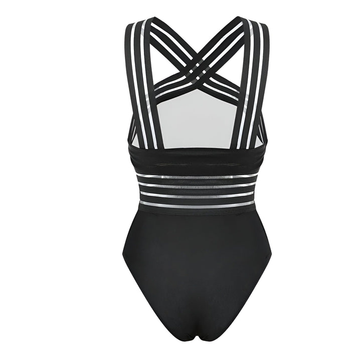 Maillot de bain une pièce noir avec des détails en maille transparente et des bretelles croisées. Une femme souriante le porte dans une piscine ensoleillée. Mode été, vacances, style balnéaire, tendance maillots de bain.