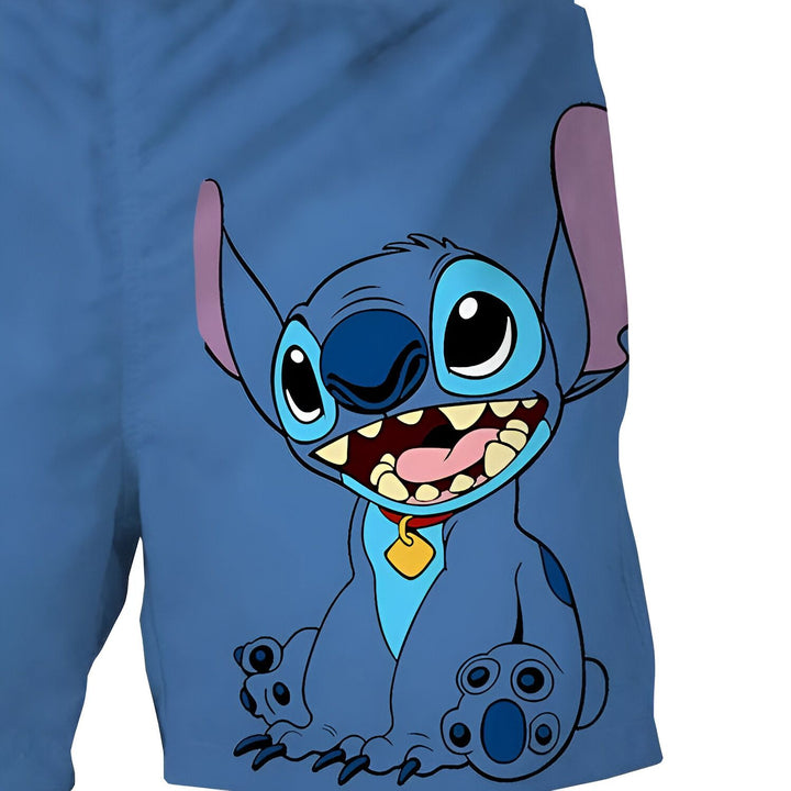Gros plan d'un short de bain bleu avec un motif de Stitch, personnage de Disney. On aperçoit une oreille rose et des détails du visage. Le short a une taille élastique.