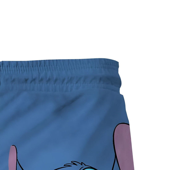 Image d'un short de bain bleu orné d'une illustration de Stitch de Disney, souriant et portant un collier rouge avec une étiquette. Design amusant et coloré pour les fans de Lilo & Stitch.