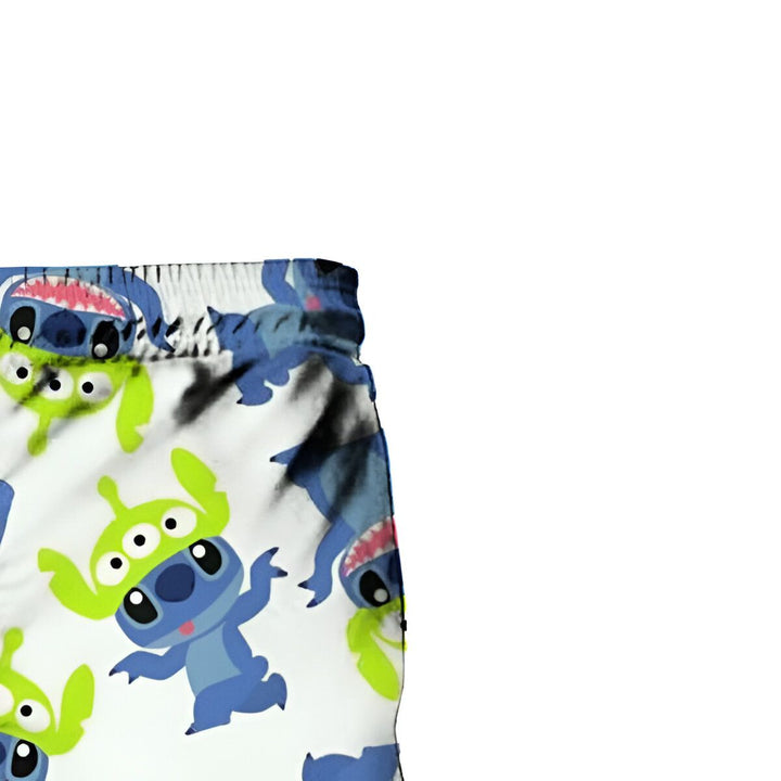 Short imprimé avec des motifs de Stitch de Lilo & Stitch portant des couronnes de tournesols et des tournesols éparpillés sur un fond bleu. Idéal pour un look estival décontracté et amusant.